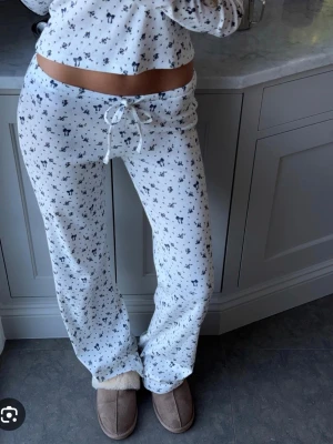 Mjukis sett från Nelly med blått blommönster - Säljer ett jätte fint sett med byxor och tröja från Nelly, ungefär ett år gammalt men inte allt använt mycket, båda är i stolek S🤍