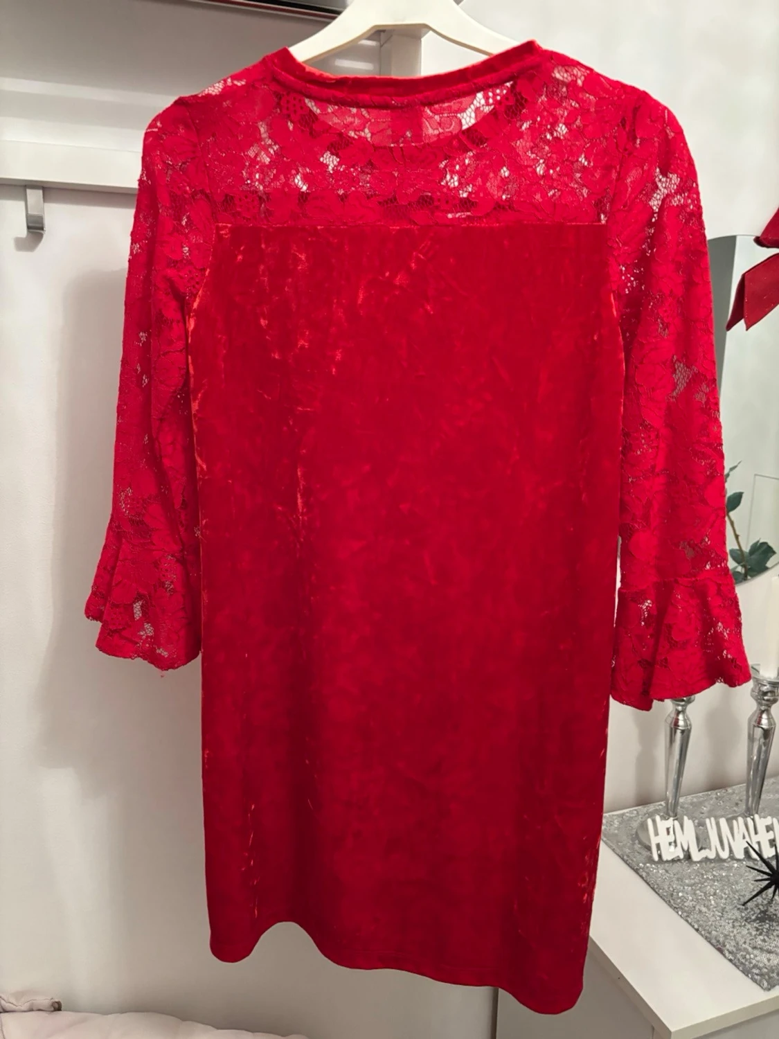 Röd spetsklänning med volangärm - 1