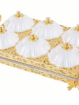 Ingen väst på bilderna - Bilderna visar en sexfackad torkad fruktbricka i guld och vitt, inte en väst. Ingen information om väst kan ges.