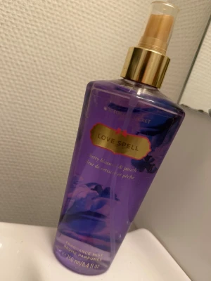 Love Spell Fragrance Mist 250ml - Fräsch body mist med cherry blossom och peach. Innehåller aloe vera och kamomill för extra mjuk känsla. Volym: 250 ml. Ingredienser: Alcohol Denat., Water, Glycerin, Aloe Barbadensis Leaf Extract, Chamomilla Recutita Flower Extract m.fl. Tillverkad i USA.