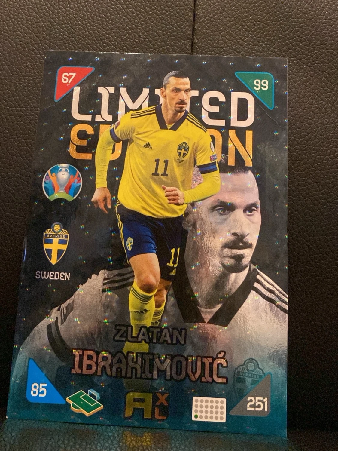 Gul fotbollsväst med blå detaljer