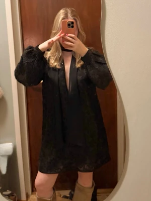 Nyårsklänning, svart paljettklänning med knytning - Paljettklänning från Bik Bok som går att ha på två sätt, själv har jag haft den med v-ringningen i ryggen fram, då får man en väldigt snygg knytning vid halsen med!😇 använd en nyår. Stl XS. Nypris 799:-