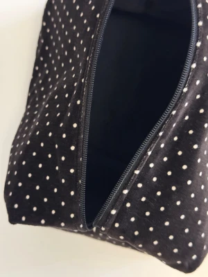 Handgjord necessär av second hand tyger - En handgjord necessär utav second hand tyger. Unik, hållbar och perfekt för att samla alla dina vardagsfavoriter i väskan. Fodrad och stängs med dragkedja. Endast ett unikt exemplar.                  Instagram: secondstitch.bymatilda 💕