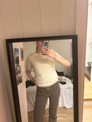 Dagmar tröja - Säljer min superfina Dagmar topp, nypris 2000kr tröjan är i XL men då den är gjord för att va väldigt kort sitter den som en S/M☺️🫶🏼 Tröjan har använts en hel del så blivit lite nopprig, men är annars i bra skick🤩