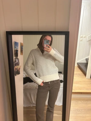 Banana Republic kofta - Vit/blå mönstrad stickad tröja från Banana Republic med quarterzip, superfint skick!! Storlek M