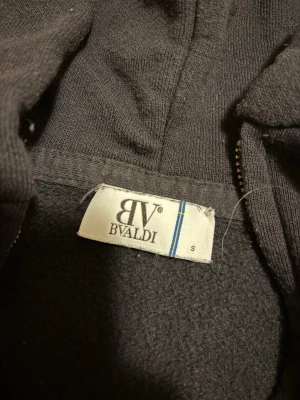 Det bvaldi tröja - Nästan helt ny bvaldi tröja som jag har tröttnat på snöret sitter inte i i luvan men kan fixa om nån köper och den enda defekten är det lilla lösa snörerna på ena bilden (nypris 1100)