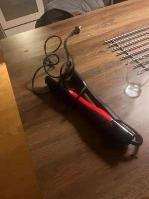 Revlon One-Step Air Straight - Säljer en Revlon One-Step Air Straight, en 2-i-1 stylingverktyg med både borste och plattångsfunktion. Svart och röd design med sladd och flera värmeinställningar. Perfekt för att snabbt fixa håret och få det slätt och snyggt. Ergonomiskt handtag och borstade plattor.