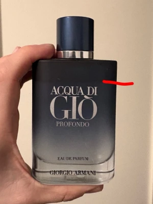 Acqua di Giò Profondo parfym - Eau de Parfum från Giorgio Armani. Perfekt för dig som vill ha en fräsch och mild doft. Flaskan är använd till den röda markeringen. 