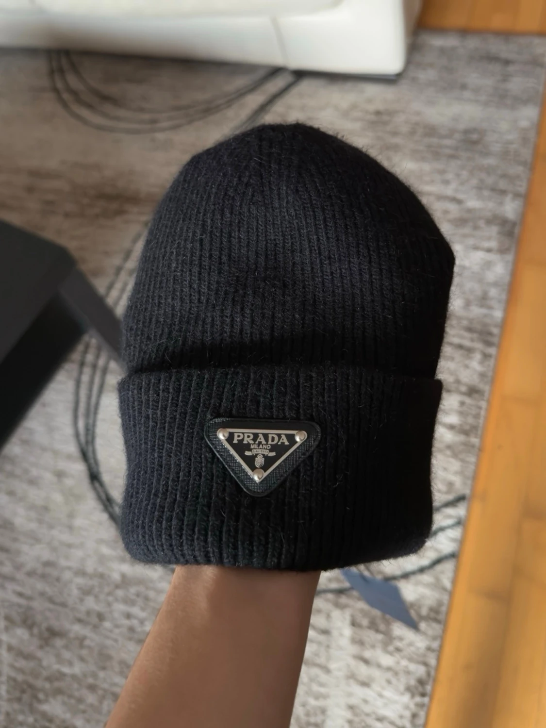 Svart stickad mössa från Prada - 5