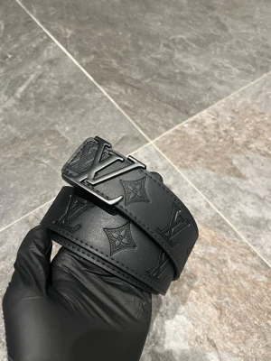 Louis Vuitton Bälte - Sprillans nya LV bälten , skickas samma dag. Hör av er vid minsta lilla fundering!