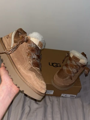 Uggs lowmel chestnut - Jag säljer ett par oanvända Uggs Lowmel i färgen chestnut som är slutsålda överallt för att de var för små för min mamma🙋🏼‍♀️. Digitalt kvitto och äkthetsbevis finns om det önskas! ✅