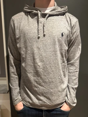 Ralph Lauren hoodie - Snygg Ralph lauren hoodie, lite tunnare så perfekt att ha under jackan!!