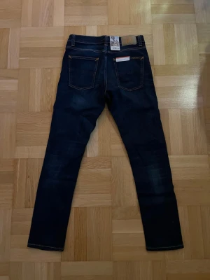 Nudie Jeans Lean Dean - Nya - Sprillans nya Nudie Jeans i den sjukt populära modellen Lean Dean. Jeansen har aldrig använts och har kvar alla lappar med en sjukt fet fade och byxorna passar till allt, storlek är W29/L30. Vid frågor eller funderingar är det bara att höra av sig! 😊 