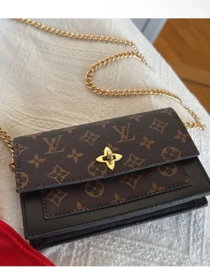  monogram axelväska - Väska