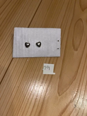 Korvakorut - Hopean väriset sydän korvakorut. Puhdistettu ja desinfioitu käytön jälkeen. Eläintalous MMM, lisätietoja saa kysymällä Katsothan myös muut ilmoitukseni Tarjoa 