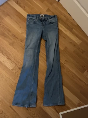 Bootcut ljusblå jeans  - Jättesnygga