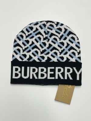 Burberry Mössa - Helt ny aldrig använd. Storlek One Size. Snabb frakt fraktar inom 24h.