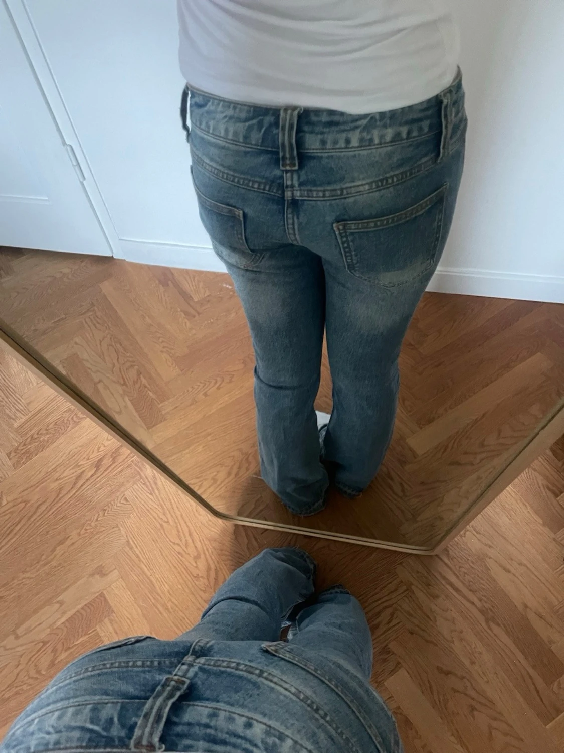 Blå bootcut jeans med slitningar - 2