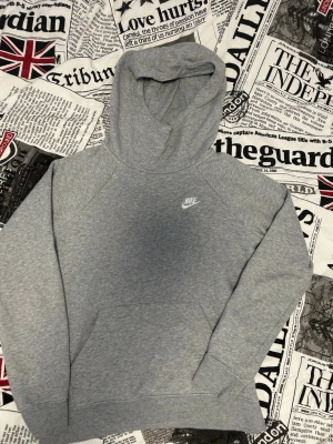Nike hoodie  - Väldigt skön använd 5-6 gånger rekommenderad skön!!