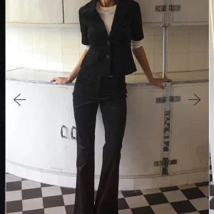 Lovisa Worge set - Säljer detta sett då jag fått i jul klapp men tyvärr var det förstora och returdatumet har gått ut.  Här är länk till kavajen så bör man hitta byxorna med. Båda är i storlek S https://www.na-kd.com/sv/produkter/topp-i-manchester-med-knappar-black-1849-000015-0002   Ny pris är 1200 kr för båda.