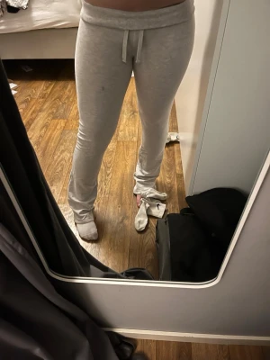 Gråa Nelly byxor - Gråa mjuka byxor från Nelly. Dem är bootcut och använda några gånger. Dem har en fläck på benet (där av bra pris) men jag tror den går att tvätta bort med något specialmedel.