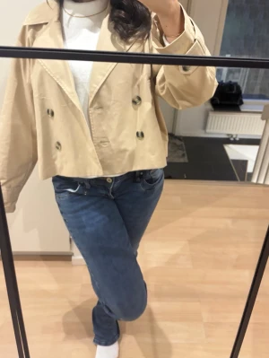 Jättelåga bootcutjeans  - Super lågmidjade bootcut jeans i blå från ltb, skriv för fler bilder, jätte bra skick och tall girl friendly!!🌸