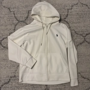 Polo kofta  - Exklusiv Polo-kofta i stilren design, storlek M. Tillverkad i hög kvalitet med en modern och tidlös look som passar perfekt till vardags. Bekväm passform och klassisk stil. Sällsynt vara i mycket fint skick.