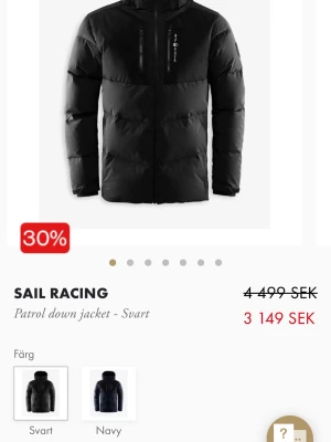 Svart pufferjacka från Sail Racing - Säljer en svart pufferjacka från Sail Racing med huva och dragkedja framtill. Jackan har två bröstfickor med dragkedja och logga på bröstet samt ryggen. Perfekt för kalla dagar och har en clean, stilren look som funkar till streetwear. Kom med prisförslag nypris ligger på 3-4000 mitt pris är 1500 kr över 50% rabbat storlek s skulle dock passat m utan problem 