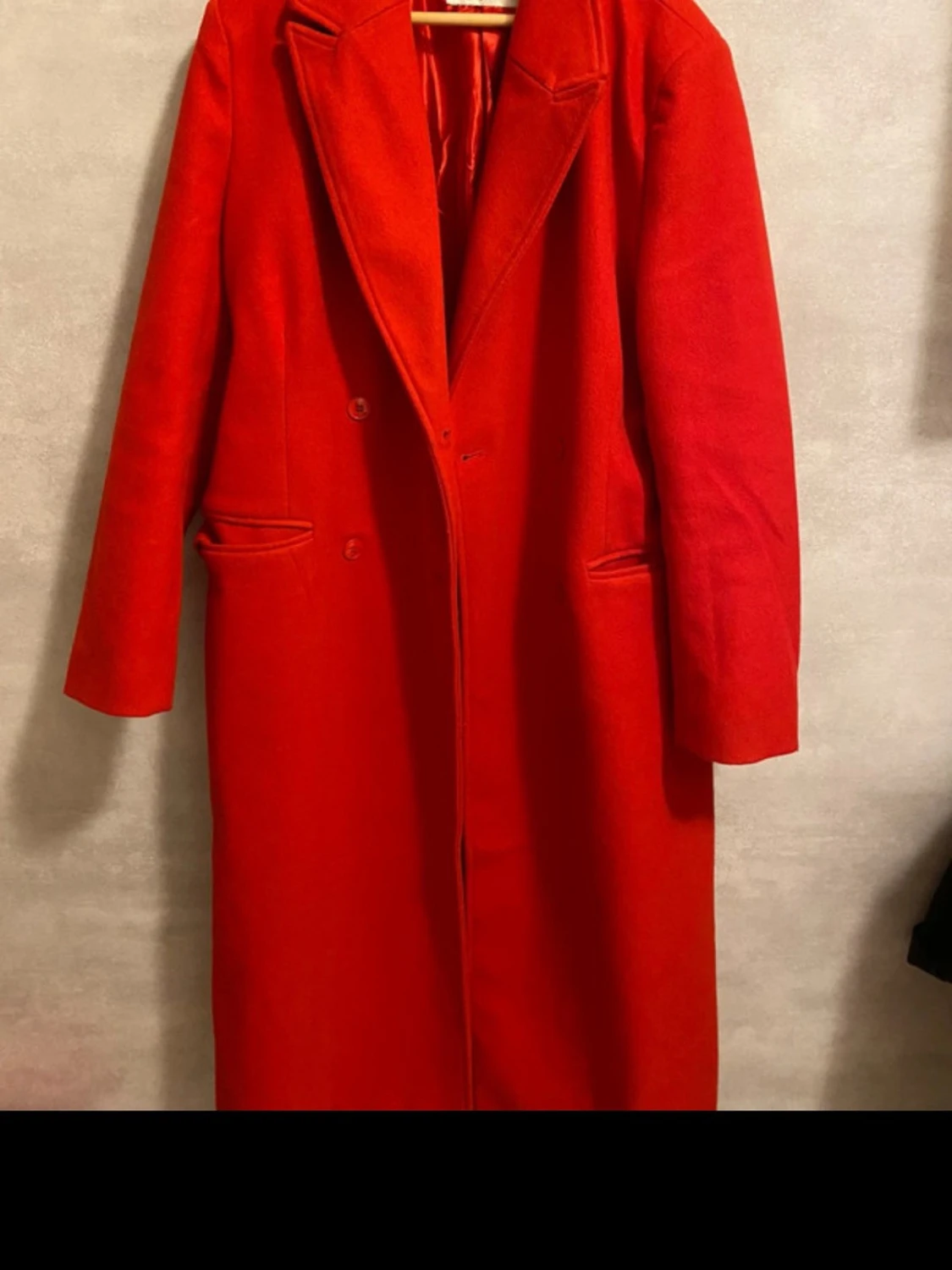Röd lång kappa från NLY Trend