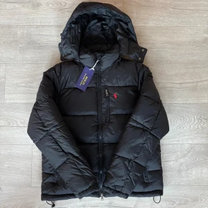 Ralph Lauren Jacka - Helt ny - En av vinterns absolut snyggaste och skönaste jackor. Helt ny Ralph Lauren Dunjacka med tags. Storlek L men passar även M. Tveka inte ställa frågor vid intresse🙌