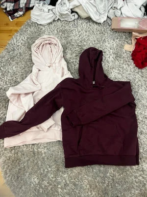 Två hoodies -  Säljer två stycken super fina hoodies ifrån Gina Tricot Young båda är i 146 / 152. En är vinröd och en i rosa båda har snören och i super fint skick. En för 100 och båda för 150kr