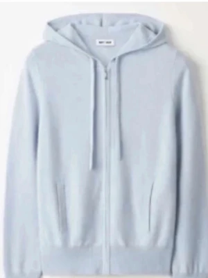 Soft Goat - Så fin zip från softgoat som jag älskar!! Den har ett litet hål brevid fickan som jag lagat men syns fortfarande lite. Muddarna är lite smutsiga men går säkert bort om man tvättar. Annars i gott skick! Första bilden visar färgen bra🥰