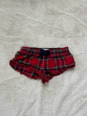 Abercrombie & fitch  lågmidjade shorts  - Ett par vintage shorts från Abercrombie & fitch i storlek S. Rakt över midjemått: ca 32cm. Jag fraktar inom 24h. Se liknande plagg i min profil!