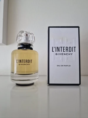 Givenchy L'Interdit parfym 50 ml - Givenchy L'Interdit parfym EDP. Endast testad men doften passar mig inte. Köpt på Notino. 