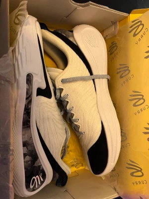 Under Armour Curry Flow 12  - Säljer nu mina basketskor då jag ej spelar längre, dem har endast använts en gång så dem är helt nya i skick. Priset är ej hugget i sten och kan gå ner i pris vid snabb affär.