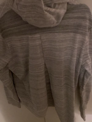 nike luvtröja med dragkedja  - den är i fint skick användt den en gång och det ör storlek m (jag står ej för frakt)