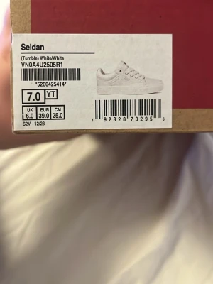 Vita Vans Seldan sneakers strl 39 - Fräscha Vans Seldan sneakers i helvit färg med snyggt skinnmaterial och klassisk snörning. Modellen har rund tå och platt sula, perfekt för dig som gillar stilrena och cleana sneakers. Märket syns tydligt på sidan och tungan.helt nya aldrig ens prövat dom.köpt för 980 kr SMS om ni behöver flera bilder och om ni har frågor