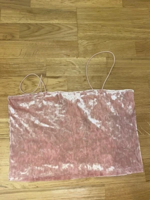 Rosa sammets tubtopp från H&M - Säljer en ljusrosa tubtopp från H&M i mjuk och glansig sammet. Strl m men skulle även kunna passa s. Perfekt till nyår🫶🏼