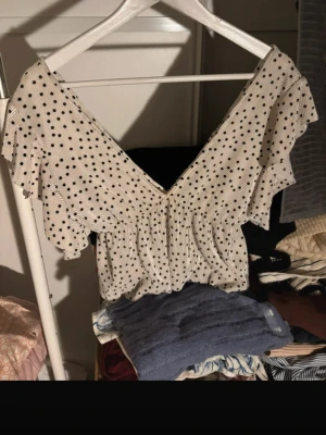prickig topp - säljer denna fina toppen från pull & bear! stl s och jätte bra skick❤️ kom gärna med förslag!