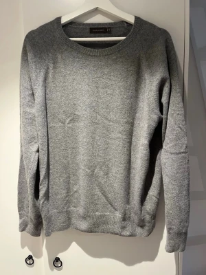 Oscar Jacobson crewneck - Grå crewneck från Oscar Jacobson | storlek S passar M | inga defekter | knappt använd | fler bilder går att lösa