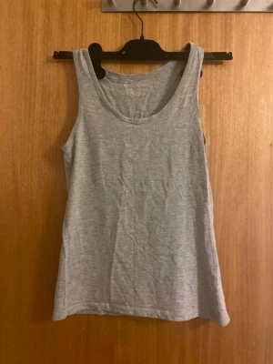 Grå linnetopp från Esmara, storlek S - Säljer en grå linnetopp från Esmara i storlek S. 