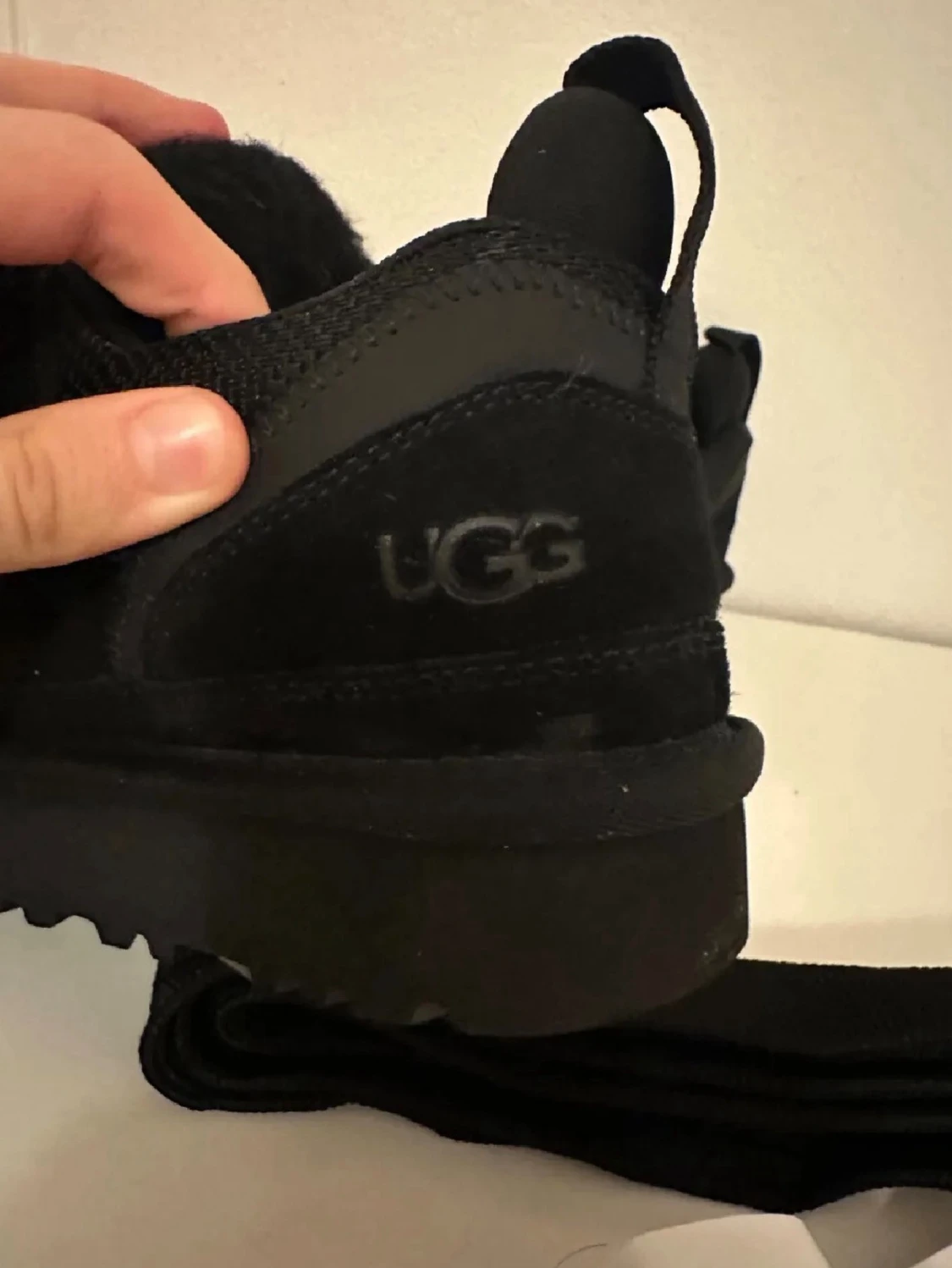 Svarta sneakers från UGG med päls - 3