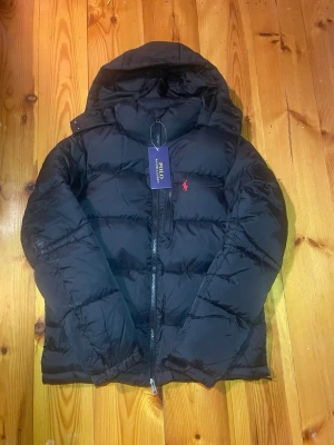 Svart Ralph Lauren jacka - Säljer en riktigt fet Ralph Lauren jacka. Perfekt för vintern och våren! Använd en gång och säljer då den inte passade. 