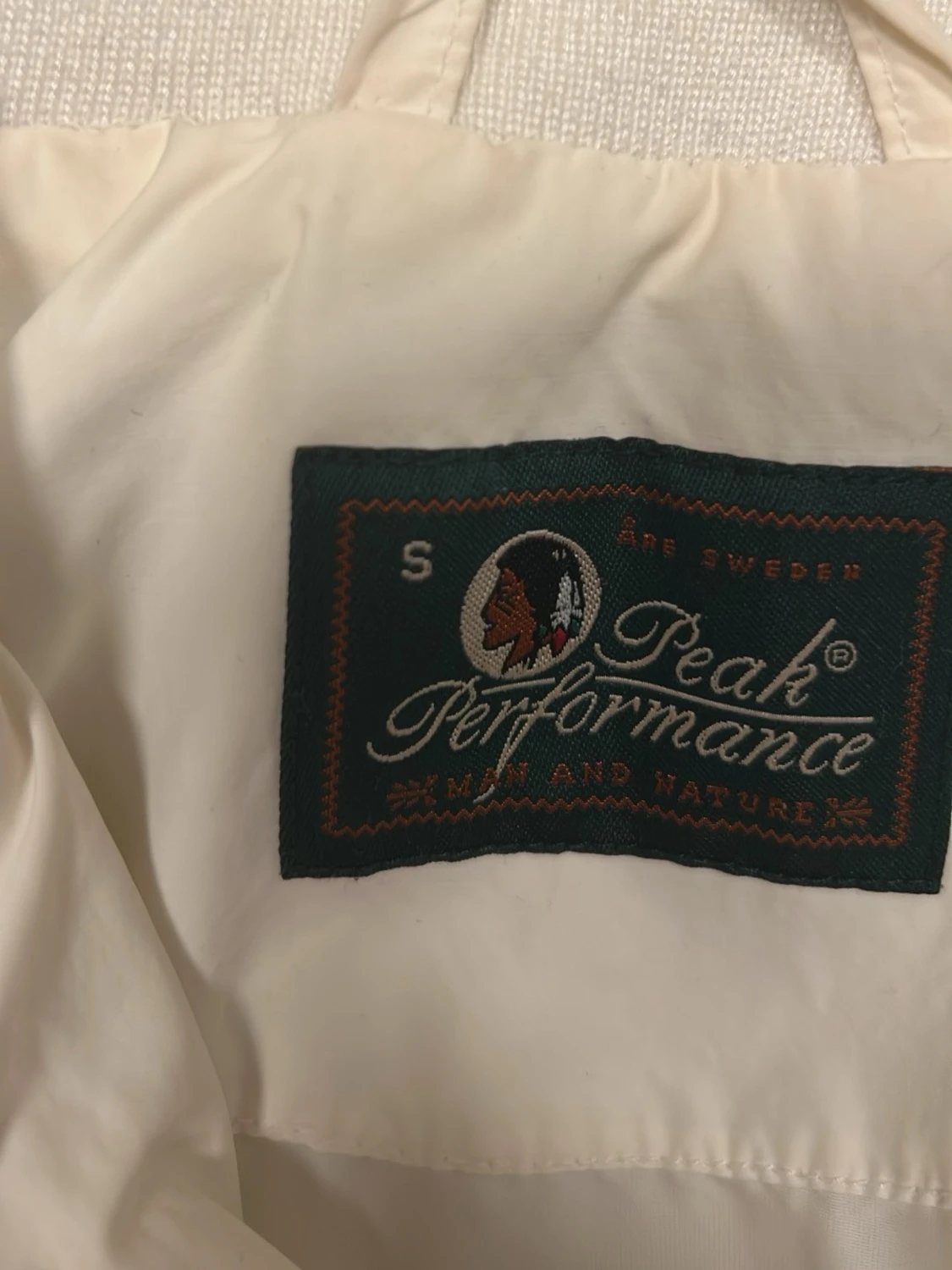 Vit vindjacka från Peak Performance - 1