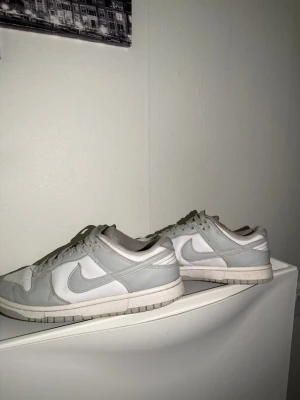 Nike Dunk Low i grått och vitt - Nike Dunk Low sneakers det är inget fel på skorna men de är bara smutsig 
