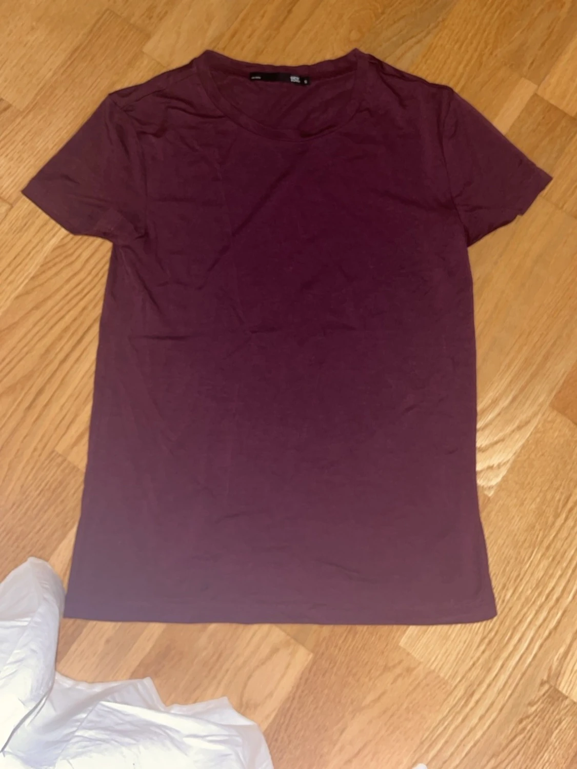 Vinröd t-shirt i bomull