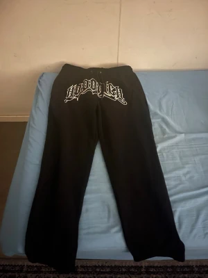 Svarta mjukisbyxor från Hoodrich S - Svarta mjukisbyxor från Hoodrich i storlek S med stor vit Hoodrich-logga broderad över framsidan.  Den passar mig och jag är 180. Jag har använt inte använt den så mycket.