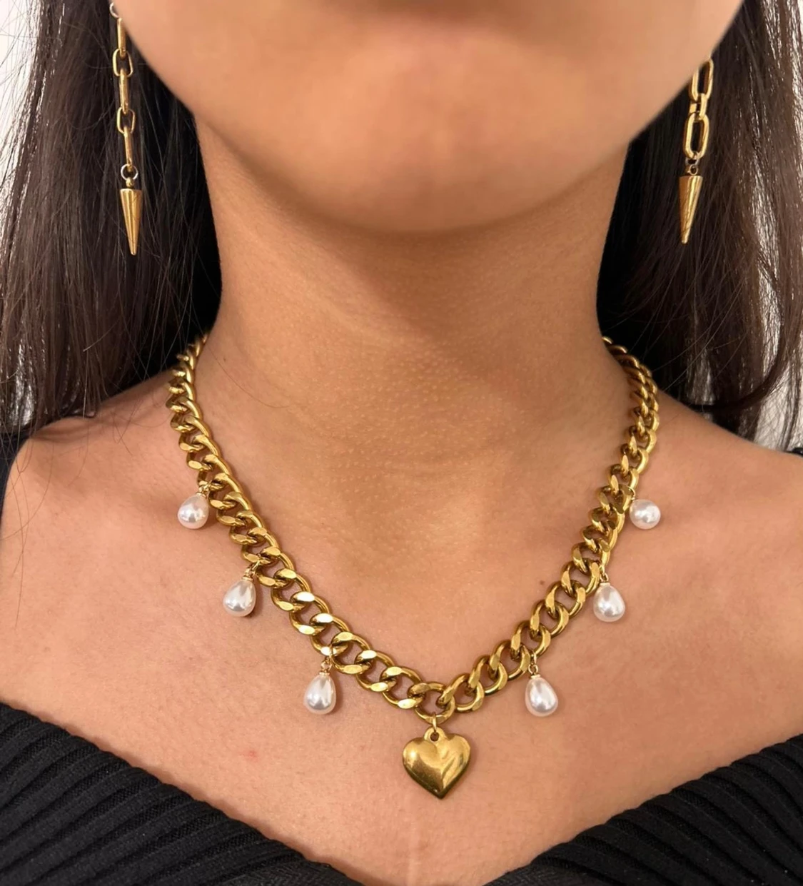 Guldigt halsband med hjärthänge och droppformade pärlor