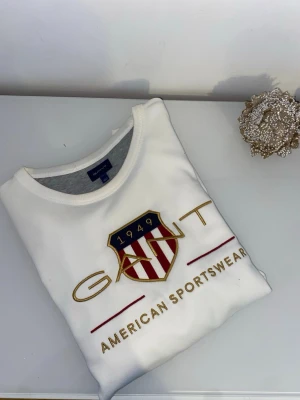 Exklusiv Tröja, GANT  - Säljer vidare denna snygga tröja ifrån GANT då den inte passar till killen längre. Tröjan har använts men är i väldigt bra skick.   Storlek, L/52-54