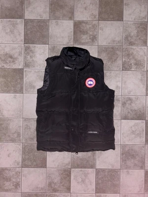 Canada goose väst svart - ● Ny och aldrig använt. ● Storlek: S.   ● Fraktar inom 24h, så att du får paketet så fort som möjligt! 📦 Vid frågor eller intresse, dm. 😁